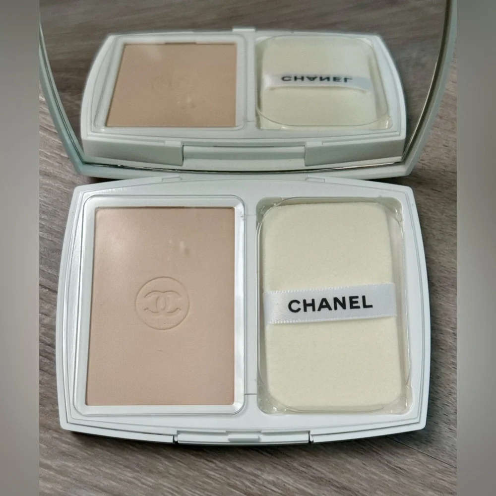 CHANEL LE BLANC COMPACT. BRIGHTENING COMPACT FOUNDATION LONG-LASTING RADIANC